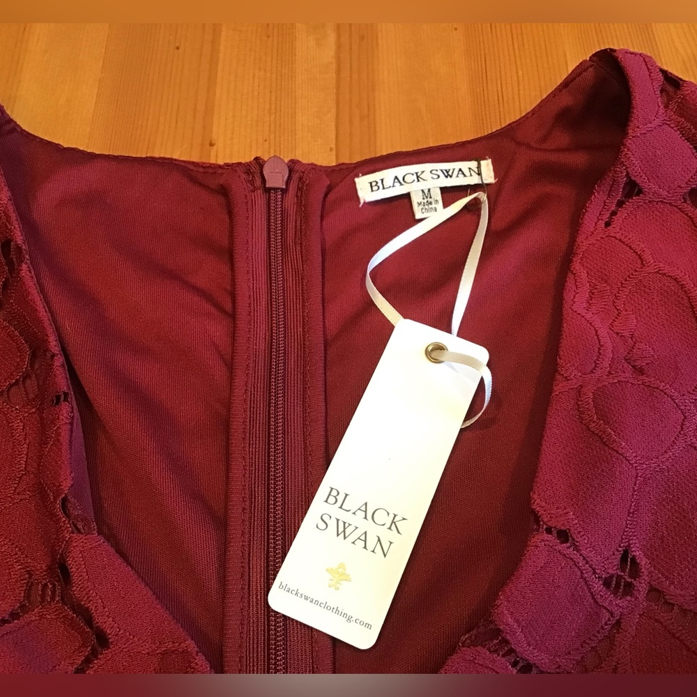 LULU’S BLACK SWAN BURGUNDY FLORAL LACE DRESS NWT TIA SZ M - Picture 8 of 12